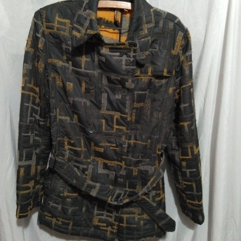 209 Brand Woman Size L Geometric Design With  Belt